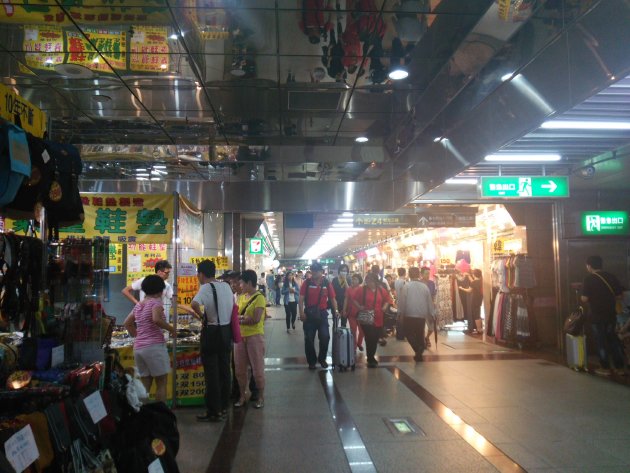 賑わいを見せる站前地下街（駅前地下街）